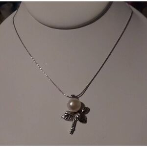 Pretty 18KWGP Genuine Pearl Floral Leaf Design Pendant Necklace